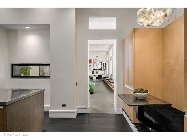 Building Photo - 1019 N Wolcott Ave