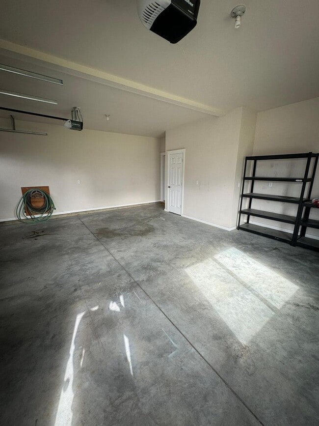 Building Photo - Spacious Duplex in Badger Mountain South