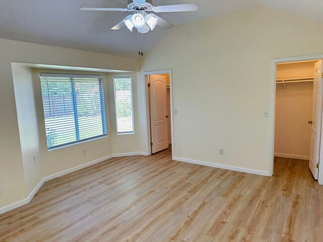 Building Photo - $2,350 - Maple & Teague - 3 Bed 2 Bath, Meridian Ave. Fresno New Floors, New Paint