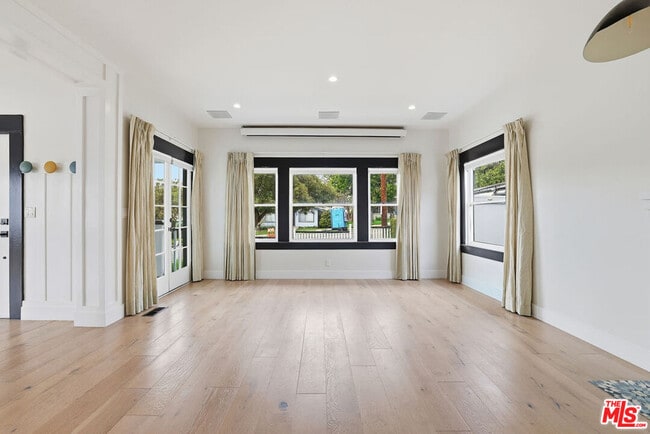 Building Photo - 5226 Rockland Ave