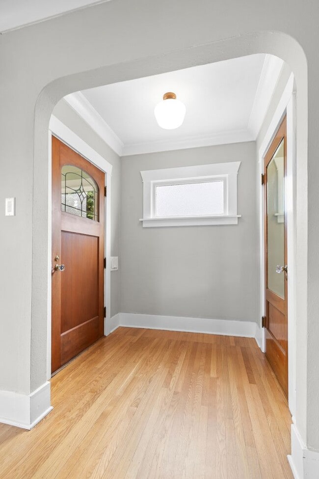 Building Photo - 5Bd/2Ba Seattle Home