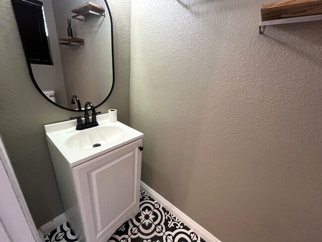 Building Photo - 4 bedroom, 2.5 bathroom home in a gated Riverside community!