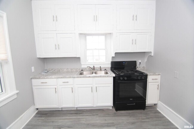 Building Photo - 1124 18th Ave