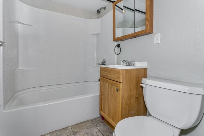 Building Photo - 2 Bed 2 Bath with Basement!