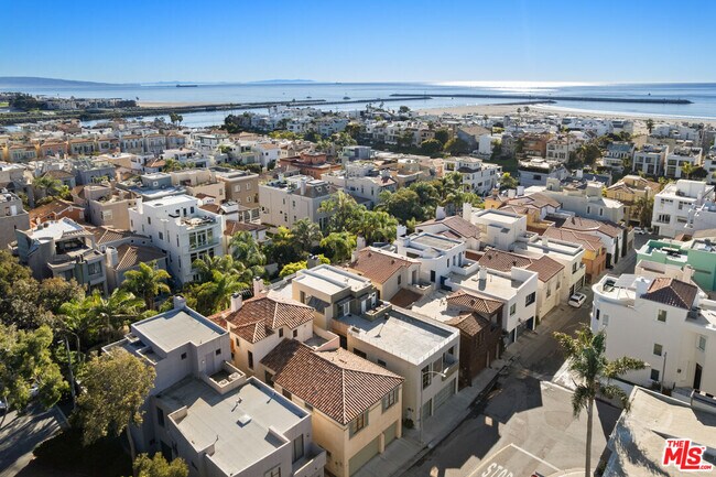 Building Photo - 143 Union Jack Mall