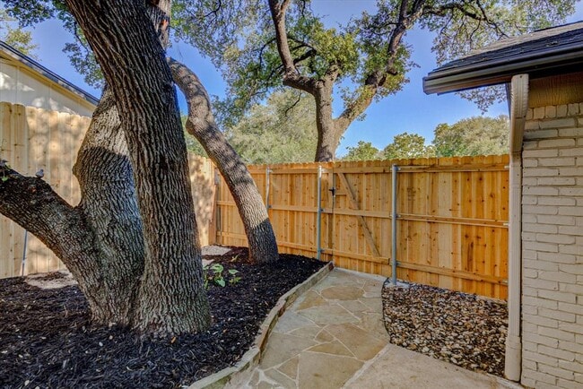 Building Photo - 2713 Bryonhall Dr