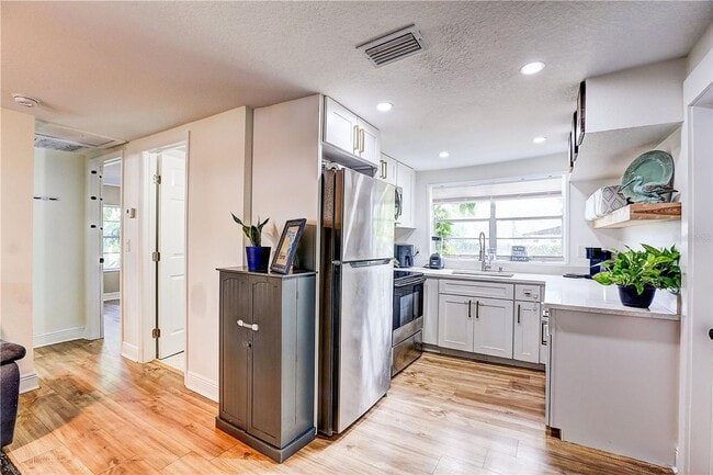 Building Photo - Cozy, Cute 3 bedroom 1 bath