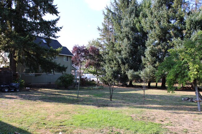 Building Photo - 4325 SE Cedar St