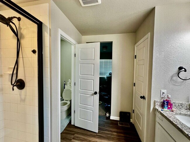 Building Photo - "Experience Spacious Living: 5-Bed, 3-Bath...
