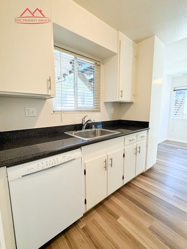 Building Photo - 411 College Ave