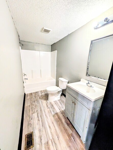 Building Photo - 1711 Stratford St