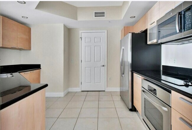 Building Photo - 241 Riverside Dr