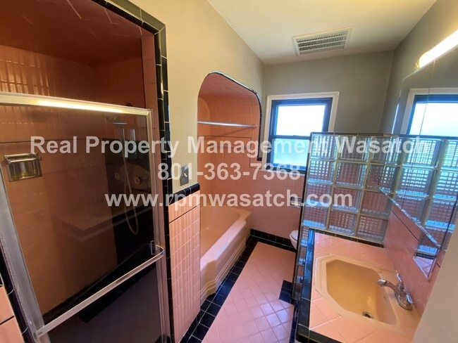 Building Photo - Take a Look at This 4 Bedroom 2 Bathroom H...