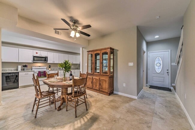 Building Photo - Lake Front Townhome with resort-like Views!