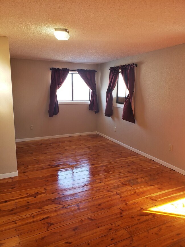 Building Photo - Large 5 Bedroom Home!