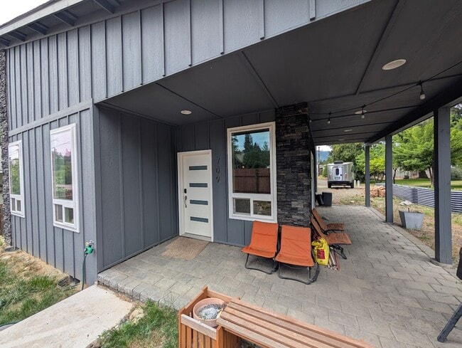 Primary Photo - Newer contemporary home right downtown, al...