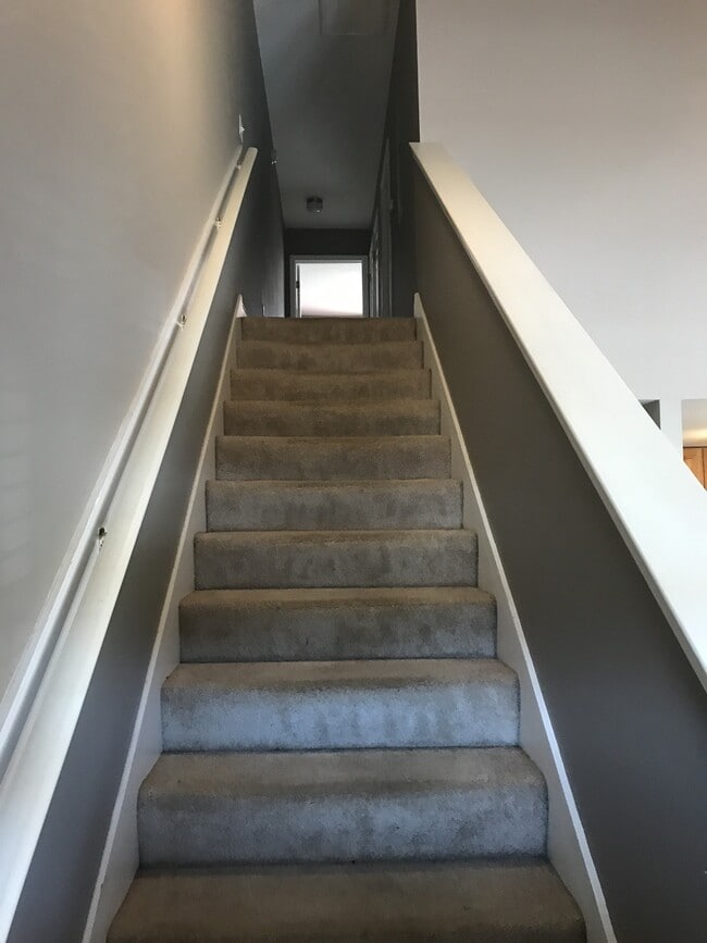 Building Photo - Gorgeous 3/3 Townhome!