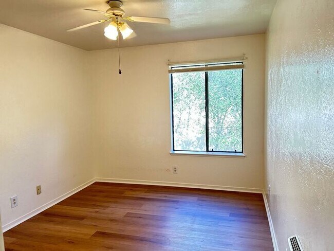 Building Photo - Charming Condo Near Monterey Coast