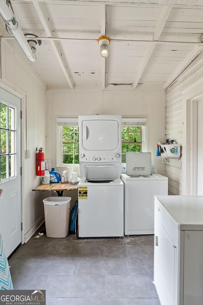 Building Photo - 693 Boulevard