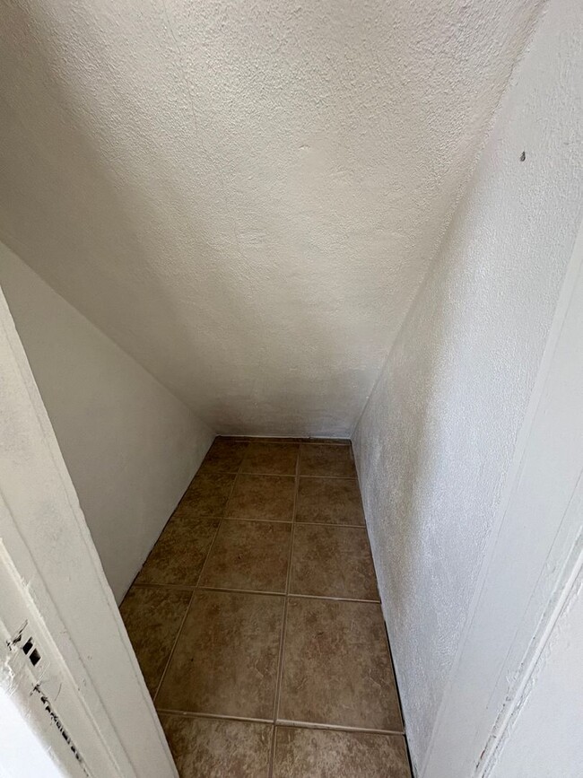 Building Photo - Cozy Upstairs Unit in Dinuba Near Shopping...
