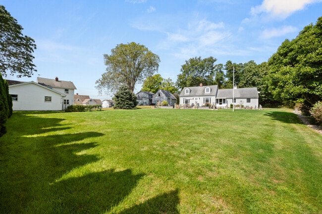Building Photo - 10 Hilltop Rd