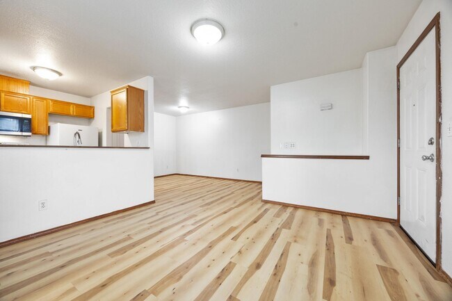 Building Photo - 1 Bed / 1 Bath Apartment – Updated Flooring – Convenient NE Portland Location