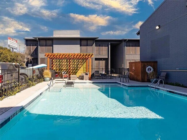 Building Photo - 909 Reinli St