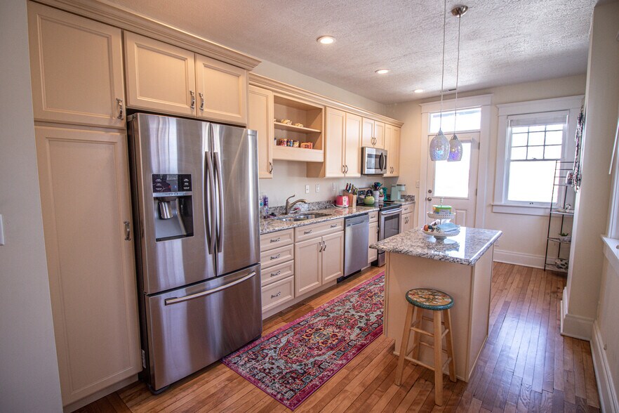 Building Photo - 1204 Columbia St