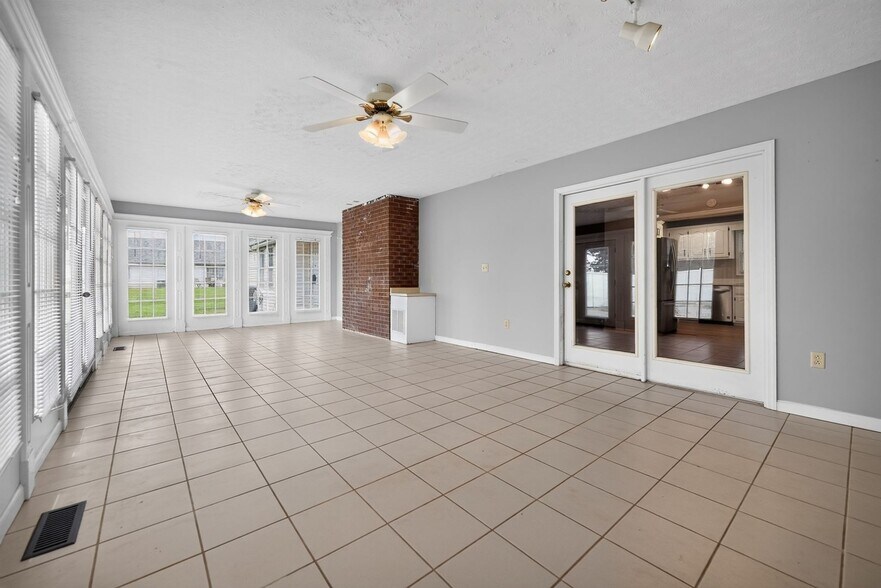 Building Photo - 305 Autumn Ridge Dr