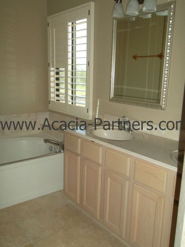 Building Photo - 4 Bedroom  in gated community on Golf Course