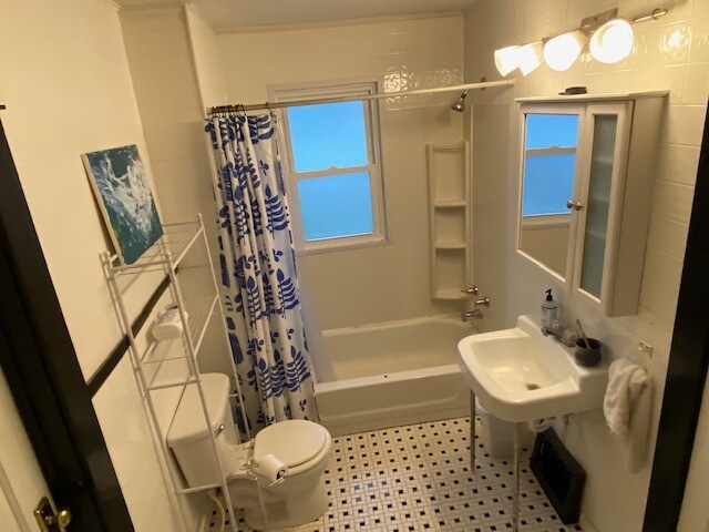 Building Photo - 215 E Vermilya Ave