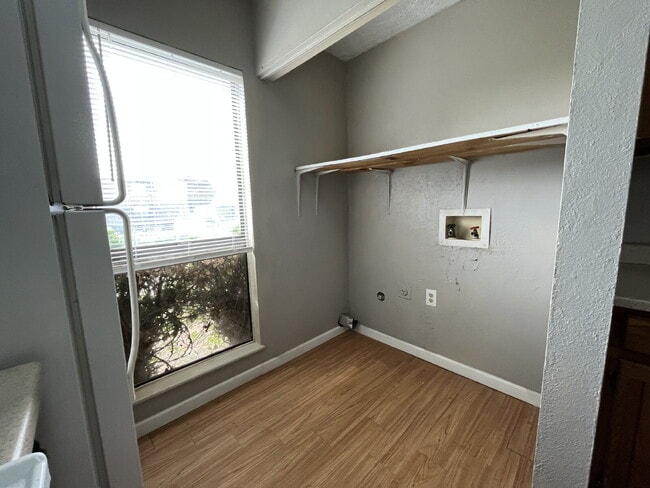 Building Photo - 2 Bedroom 2 Bathroom apartment convenientl...