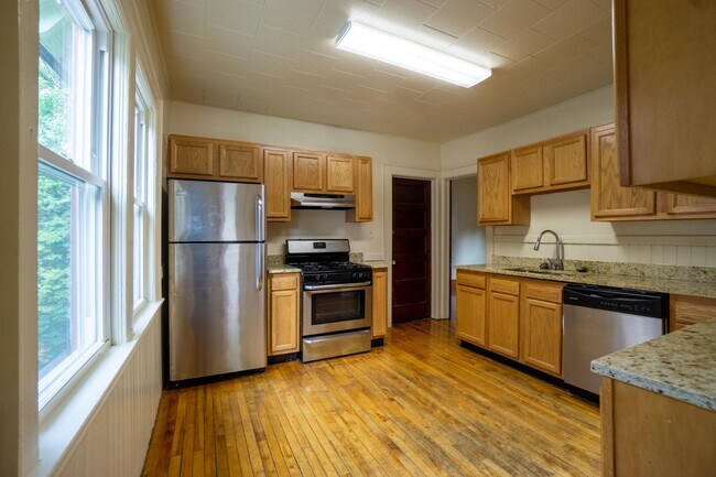 Building Photo - Spacious 3 Bedroom With Beautiful Front Po...