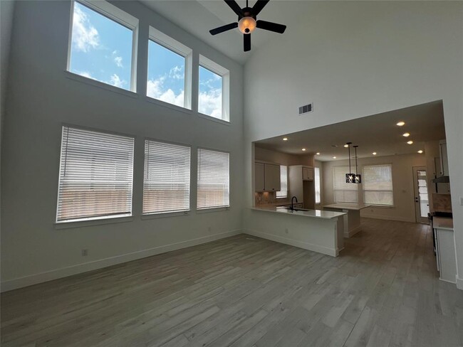 Building Photo - 10931 Cres Spg Dr