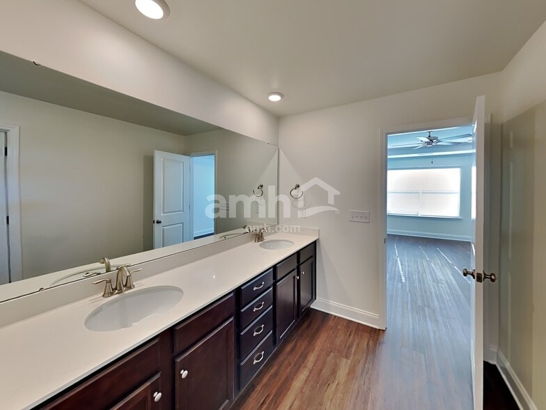 Building Photo - 602 Rivermist Dr