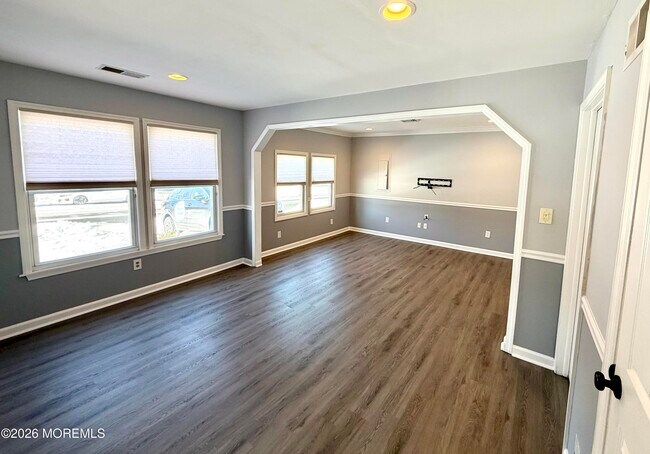 Building Photo - 70 Village Dr