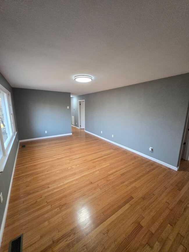 Building Photo - Charming 3-Bedroom, 2-Bathroom Brick Home for Rent