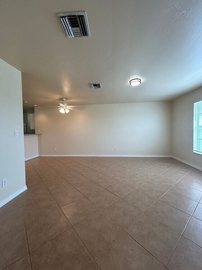 Building Photo - Welcome Home! Spacious 3-Bedroom, 2-Bathro...