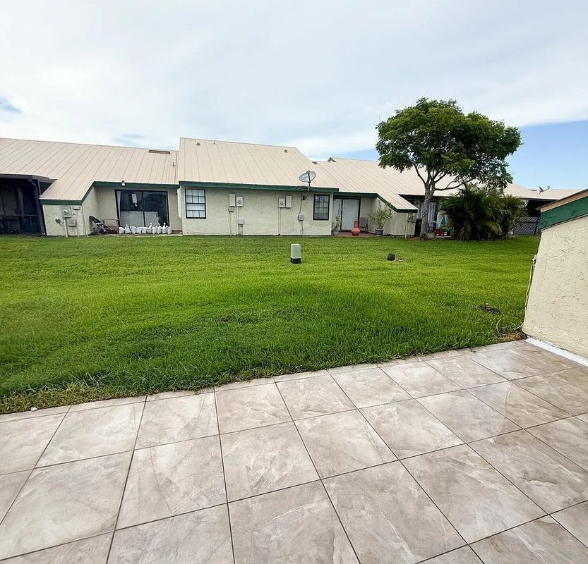 Building Photo - 525 SW Sara Blvd