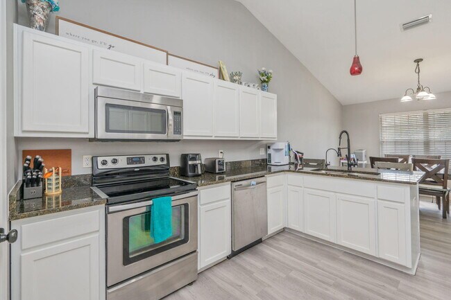 Building Photo - 6100 Saddle Horse Ln