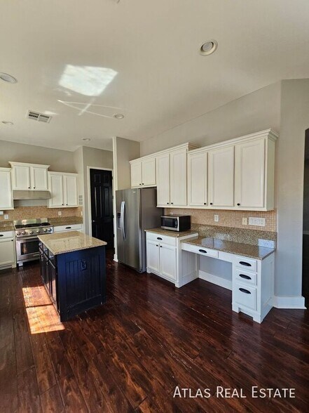 Building Photo - 1076 E Phelps St