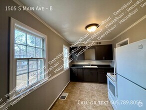 Building Photo - Charming 2 Bedroom 1 Bathroom Upper Level ...