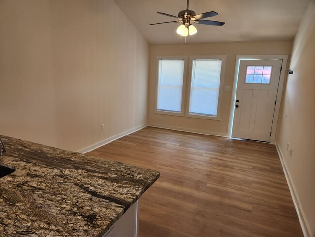 Building Photo - Blackstone 2 bed 1 bath New Duplex