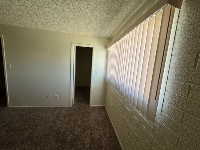 Building Photo - Maryvale 2br townhome