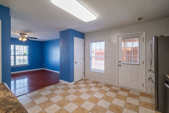 Building Photo - Charming Two-Story Home with Easy Access to Charlotte's Best Amenities