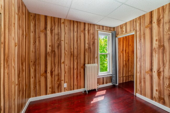 Building Photo - Spacious 3 bedroom home close to Downtown ...