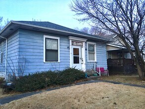 Building Photo - Roomy 2 bedroom 1 bath home