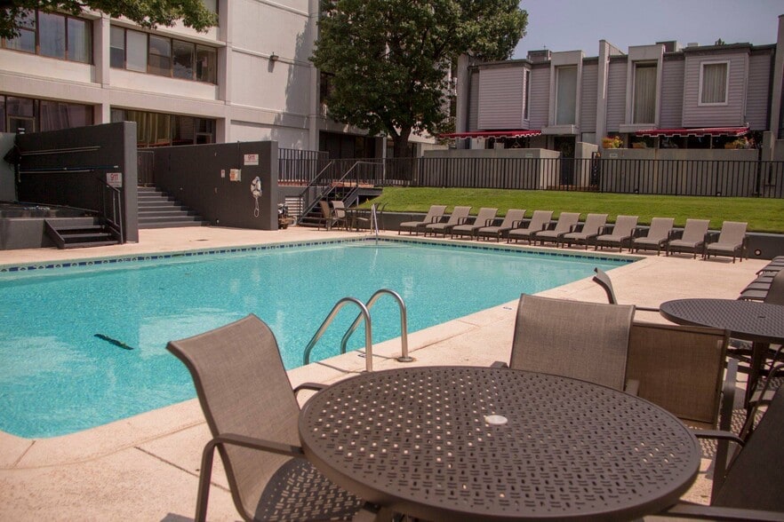 Building Photo - 410 W 7th St #1521