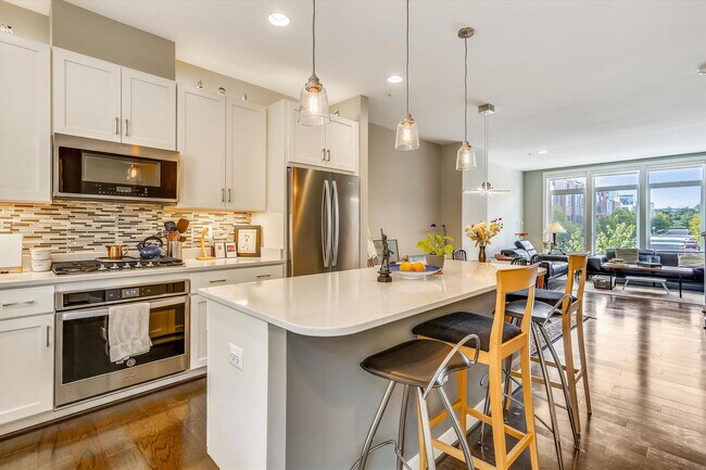 Building Photo - GREAT LOCATION!! Stunning 3BD/3.5BA luxury 4-level townhouse!
