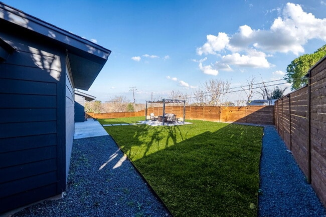 Building Photo - Gorgeous New Remodel with a Bright and Open Floorplan